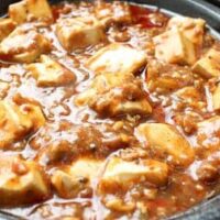 【ウマい】ファミマ「増量花椒の痺れる辛さ 本格四川風麻婆豆腐」舌がビリビリ痛いのに止まらない！豆腐・ひき肉たっぷりで食べ応え満点